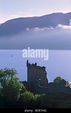 Urquhart Castle, erbaut im 13. Jahrhundert am Ufer des Loch Ness Hochlandregion, Schottland, Vereinigtes Königreich, Europa Stockfoto