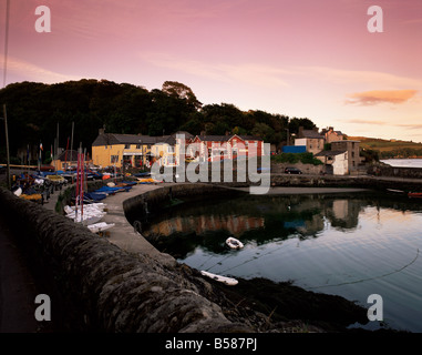 Marine Hotel bei Sonnenuntergang, Glandore, County Cork, Munster, Irland (Eire), Europa Stockfoto