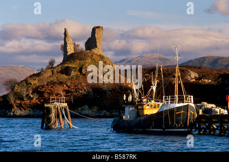 Ruinen der Burg Moil und Fischerhafen in Kyleakin, Skye, innere Hebriden, Hochlandregion, Schottland, Vereinigtes Königreich, Europa Stockfoto