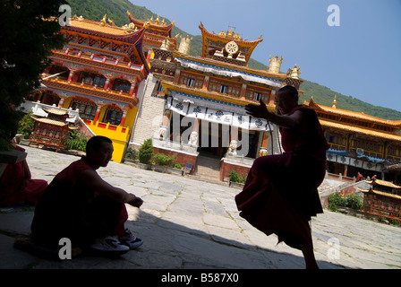 Buddhistischen Novizen sparring, Nanwu Tempel, Kangding, Sichuan, China, Asien Stockfoto