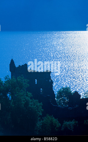 Urquhart Castle, erbaut im 13. Jahrhundert am Ufer des Loch Ness Hochlandregion, Schottland, Vereinigtes Königreich, Europa Stockfoto