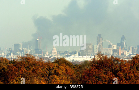 Rauch aus einem verlassenen Lager Feuer in Hackney Wick East London Teil des Gebietes für die 2012 Olympischen Spiele in London Wogen über die Londoner Skyline sehen hier aus Richmond Park November 2007 Stockfoto