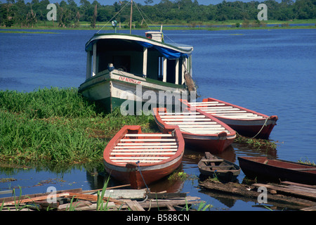 Kleine Boote auf Zufluss zu Amazon in der Nähe von Manaus Brasilien Südamerika Stockfoto