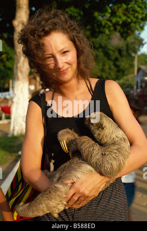 Lady kuschelt drei toed Sloth Alter Do Chao Amazonasgebiet Brasilien Südamerika Stockfoto