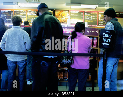 Schlange beim Frühstück in einem Diner. Am frühen Morgen wartete die Schlange auf Fast Food zum Mitnehmen. Kleines Stadtrestaurant Stockfoto