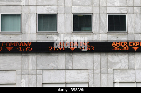 Elektronische Anzeige zeigt fallende Aktienkurse in Canary Wharf, London Stockfoto