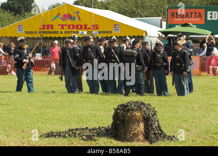 Soldaten der Union bereitet sich vor der Konföderation auf Borde Hill Country Fair in West Sussex. Stockfoto