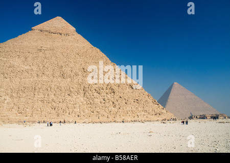 Die Pyramide von Khafre (Chephren) und die große Pyramide von Khufu (Cheops) in den Hintergrund, Gizeh, Ägypten, Nordafrika, Afrika Stockfoto