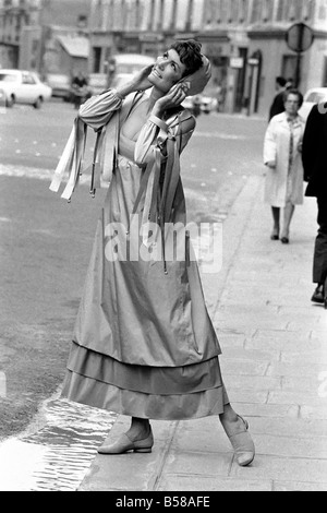 Paris-Moden: Sheila Bailey, US-amerikanischer Swimming Champion jetzt Modellierung in Paris in der bunten Tafetta Feraud Kleid Empire-Stil. Juli 1970 70-6876-012 Stockfoto