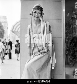 Paris-Moden: Sheila Bailey, US-amerikanischer Swimming Champion jetzt Modellierung in Paris in der bunten Tafetta Feraud Kleid Empire-Stil. Juli 1970 70-6876 Stockfoto