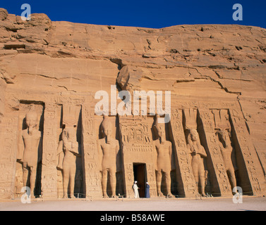 Statuen von Ramses II. und Königin Nefertari, Tempel der Hathor, erbaut zu Ehren der Königin Nefertari, Abu Simbel, Nubien, Ägypten Stockfoto