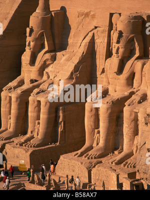 Kolosse von Ramses II, Tempel der Re-Herakhte, auch bekannt als Sonne oder große Tempel von Ramses II, Abu Simbel, Nubien, Ägypten anzeigen Stockfoto