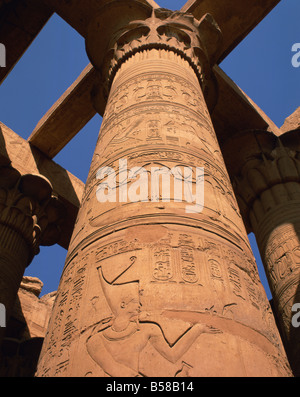 Nahaufnahme von Hieroglyphen auf einer Steinsäule in der großen Säulenhalle, Tempel von Karnak, Theben, Ägypten Stockfoto