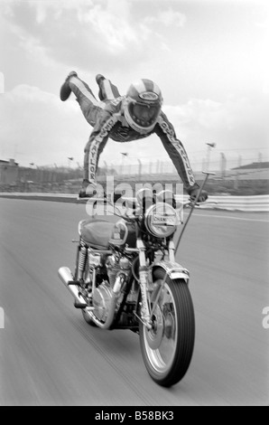 Motorrad Stunt: Dave Taylor lebt in Barnhurst in der Nähe von Bexley Kent. Er ist verheiratet und hat drei Kinder. Dave ist einen Tank Stand auf 90 mph entlang der Veredelung gerade in Brands Hatch Rennstrecke durchführen. Dies war ein langsames laufen. Er hat dies bei über 100 mph April 1977 77-02121-001 getan Stockfoto