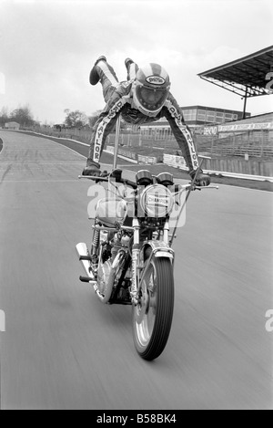 Motorrad Stunt: Dave Taylor lebt in Barnhurst in der Nähe von Bexley Kent. Er ist verheiratet und hat drei Kinder. Dave ist einen Tank Stand auf 90 mph entlang der Veredelung gerade in Brands Hatch Rennstrecke durchführen. Dies war ein langsames laufen. Er hat dies bei über 100 mph April 1977 77-02121-002 getan Stockfoto