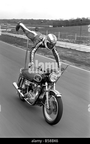 Motorrad Stunt: Dave Taylor lebt in Barnhurst in der Nähe von Bexley Kent. Er ist verheiratet und hat drei Kinder. Dave ist einen Tank Stand auf 90 mph entlang der Veredelung gerade in Brands Hatch Rennstrecke durchführen. Dies war ein langsames laufen. Er hat dies bei über 100 mph April 1977 77-02121-003 getan Stockfoto