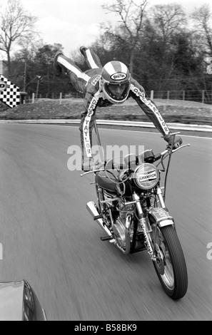 Motorrad Stunt: Dave Taylor lebt in Barnhurst in der Nähe von Bexley Kent. Er ist verheiratet und hat drei Kinder. Dave ist einen Tank Stand auf 90 mph entlang der Veredelung gerade in Brands Hatch Rennstrecke durchführen. Dies war ein langsames laufen. Er hat dies bei über 100 mph April 1977 77-02121-004 getan Stockfoto