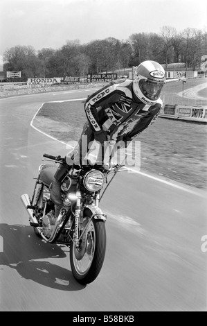 Motorrad Stunt: Dave Taylor lebt in Barnhurst in der Nähe von Bexley Kent. Er ist verheiratet und hat drei Kinder. Dave ist einen Tank Stand auf 90 mph entlang der Veredelung gerade in Brands Hatch Rennstrecke durchführen. Dies war ein langsames laufen. Er hat an über 100 mph April 1977 77-02121-005 dies Stockfoto