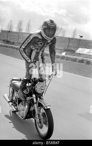 Motorrad Stunt: Dave Taylor lebt in Barnhurst in der Nähe von Bexley Kent. Er ist verheiratet und hat drei Kinder. Dave ist einen Tank Stand auf 90 mph entlang der Veredelung gerade in Brands Hatch Rennstrecke durchführen. Dies war ein langsames laufen. Er hat dies bei über 100 mph April 1977 77-02121-007 getan Stockfoto