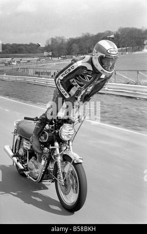 Motorrad Stunt: Dave Taylor lebt in Barnhurst in der Nähe von Bexley Kent. Er ist verheiratet und hat drei Kinder. Dave ist einen Tank Stand auf 90 mph entlang der Veredelung gerade in Brands Hatch Rennstrecke durchführen. Dies war ein langsames laufen. Er hat dies bei über 100 mph April 1977 77-02121-008 getan Stockfoto