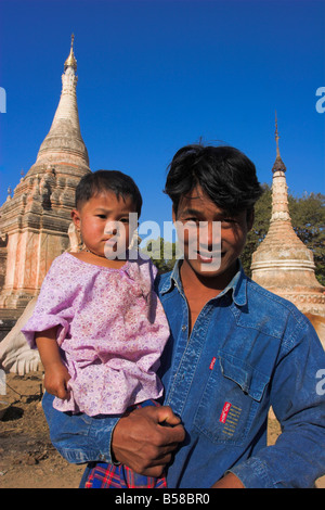 Vater trägt seine Tochter das Ananda Festival Alt Bagan Bagan Pagan Myanmar Burma Asien Stockfoto