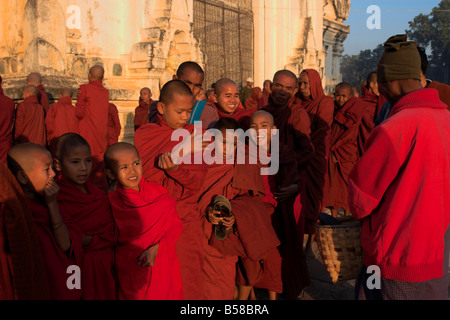 Mönche Waitng in einer langen Schlange um Almosen, Ananda Festival, Ananda Pahto (Tempel), sammeln Old Bagan, Bagan (Pagan), Myanmar (Burma) Stockfoto