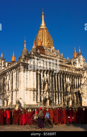 Mönche Waitng in einer langen Schlange um Almosen, Ananda Festival, Ananda Pahto (Tempel), sammeln Old Bagan, Bagan (Pagan), Myanmar (Burma) Stockfoto