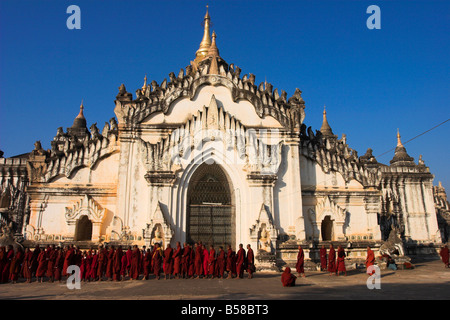 Mönche Waitng in einer langen Schlange um Almosen, Ananda Festival, Ananda Pahto (Tempel), sammeln Old Bagan, Bagan (Pagan), Myanmar (Burma) Stockfoto