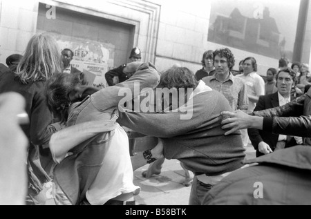 Lewisham Riot 1977: Linksextreme Demonstranten Zusammenstoß mit der Polizei im Zentrum von Lewisham. Der Aufstand wurde ausgelöst von einer nationalen Front Marsch durch das Zentrum der Stadt, die durch eine linke Zähler Demonstration konfrontiert wurde. August 1977 77-04357-011 Stockfoto