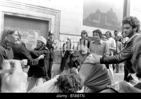 Lewisham Riot 1977: Linksextreme Demonstranten Zusammenstoß mit der Polizei im Zentrum von Lewisham. Der Aufstand wurde ausgelöst von einer nationalen Front Marsch durch das Zentrum der Stadt, die durch eine linke Zähler Demonstration konfrontiert wurde. August 1977 77-04357-012 Stockfoto