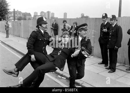 Lewisham Riot 1977: Ein verletzter Polizist wird von Kollegen von das Lewisham Riot getragen. Der Aufstand wurde ausgelöst von einer nationalen Front Marsch durch das Zentrum der Stadt, die durch eine linke Zähler Demonstration konfrontiert wurde. August 1977 77-04357-014 Stockfoto