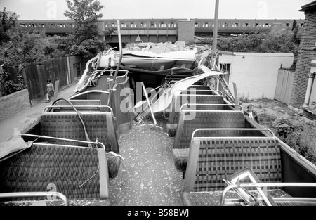 Lewisham Riot 1977: Die Überreste eines Polizei-Bus zerstört während der Zusammenstöße zwischen Extremisten auf der rechten Seite und links. Der Aufstand wurde ausgelöst von einer nationalen Front Marsch durch das Zentrum der Stadt, die durch eine linke Zähler Demonstration konfrontiert wurde. August 1977 77-04357-023; Stockfoto