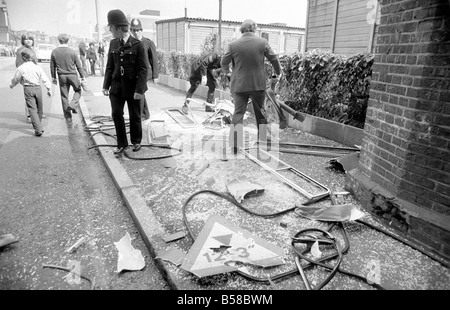 Lewisham Riot 1977: Die Überreste eines Polizei-Bus zerstört während der Zusammenstöße zwischen Extremisten auf der rechten Seite und links. Der Aufstand wurde ausgelöst von einer nationalen Front Marsch durch das Zentrum der Stadt, die durch eine linke Zähler Demonstration konfrontiert wurde. August 1977 77-04357-024; Stockfoto