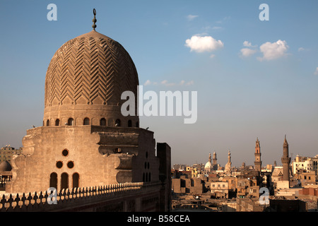 Die Kuppel des Bab Zuweila, mit Blick auf islamischen Kairo und den Bereich der Khan al-Khalili, Kairo, Ägypten, Nordafrika, Afrika Stockfoto