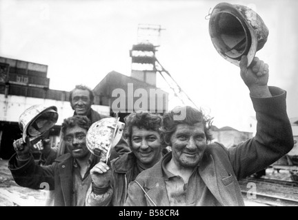 Hut ab vor Sieg als Minenarbeiter Jimmy Cairns und Jow Davis im Osten Hetton Zeche feiern ihre Rekord-Produktion war es das höchste in seiner 140-jährigen Geschichte Stockfoto