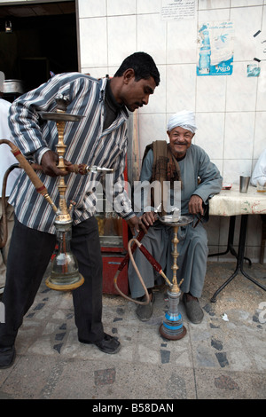 Rauchen Shisha in Assuan, Ägypten, Nordafrika, Afrika Stockfoto