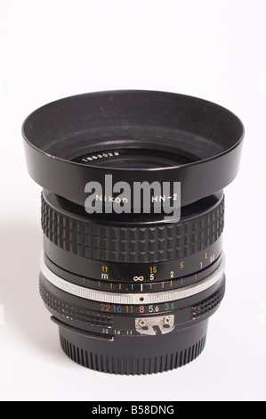 Nikon 28mm F3. 5 Ai Nikkor Weitwinkel manueller Fokus-Objektiv mit hn-2 Objektiv Haube Attatched für Nikon 35mm slr Kameras Stockfoto