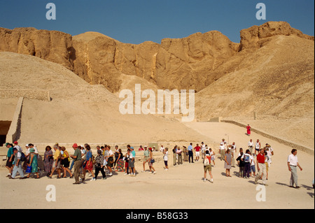 Touristen, die Gräber im Tal der Könige Luxor Theben UNESCO World Heritage Website Ägypten Nordafrika Afrika Stockfoto