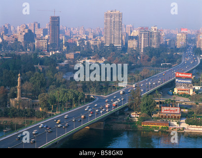 Die Skyline der Stadt mit dem 6. Oktober Brücke über den Nil vom Cairo Tower Kairo Ägypten Nordafrika Afrika gesehen Stockfoto