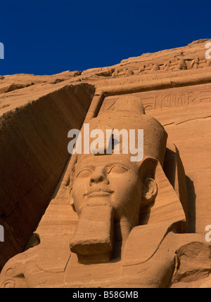 Kolosse von Ramses II., Tempel der Re-Herakhte, (Sonnentempel) (große Tempel von Ramses II.), Abu Simbel, Nubien, Ägypten Stockfoto