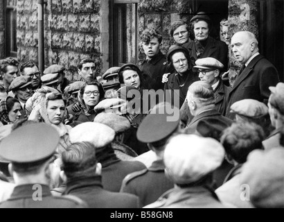 Sie versammelten sich in Easington Zeche Frauen Töchter Verwandten und Freunden der Opfer der Katastrophe zu Herrn Hyndley Chairmaqn des National Coal Board er aus London kam, früh mit ihnen sein und ihnen versichern, dass alles möglich gewesen war und für die Männer unter der Oberfläche getan werden Stockfoto