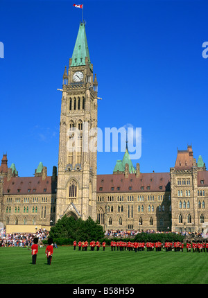 Wechsel der Wachablösung vor dem Regierungsgebäude auf dem Parlamentshügel in Ottawa, Ontario, Kanada, Nordamerika Stockfoto