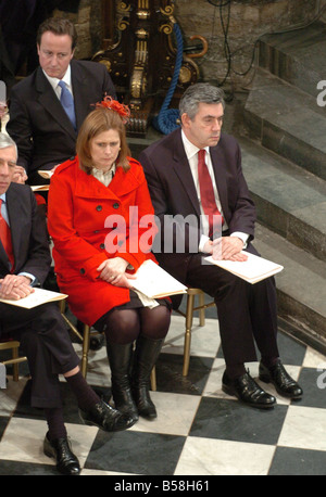 Premierminister Gordon Brown und Frau Sarah an den Dienst der Feier anlässlich der diamantene Hochzeit von Königin Elizabeth II und der Herzog von Edinburgh Prinz Philip statt in der Westminster Abbey Stockfoto