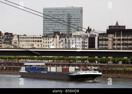 Kommerzielle Schiff Transport von Containern entlang dem Rhein, Düsseldorf, Nordrhein-Westfalen, Deutschland. Stockfoto
