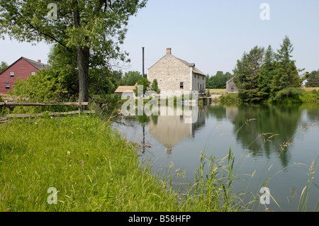 Mühlenteich, Upper Canada Village aus den 1860er-Jahren Heritage Park, Morrisburg, Ontario Provinz, Kanada, Nordamerika Stockfoto