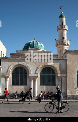 Kinder spielen Fußball hinter der großen Moschee (Kulafuh Al Rashidin) in das Zentrum von Asmara, Eritrea, Afrika Stockfoto