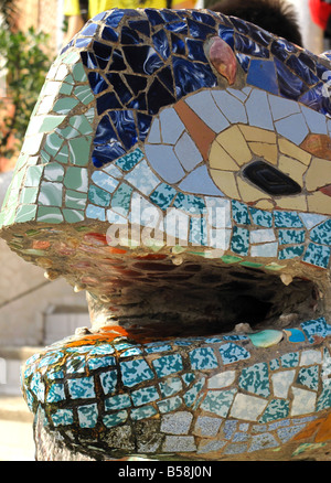 Kopf Schuss von Antoni Gaudi organische Skulptur von Fliesen Mosaik Drache die Schritte im Parc Güell, Barcelona Spanien bewacht Stockfoto