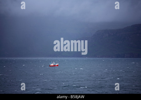 Angelboot/Fischerboot auf Loch Broom, Ullapool, Schottland Stockfoto