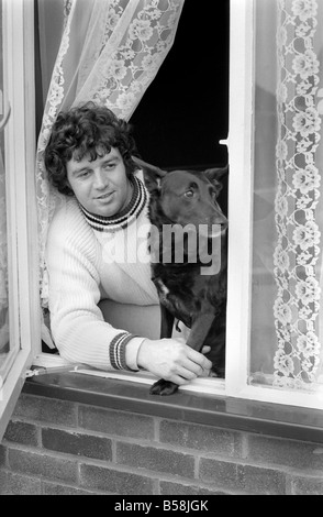 Alan Learmouth und Hund Dollar: Alan und ´Dollar? halten Sie Wache am Fenster für die Quarantäne Behörden. März 1975 Stockfoto