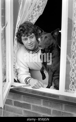 Alan Learmouth und Hund "Dollar": Alan und ïDollarÍ wachen am Fenster für die Quarantäne Behörden. März 1975 75-01640 Stockfoto